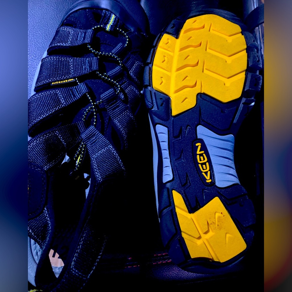 Keen Brand new sandals. Covered toe, Black and yellow. Men sz 12
